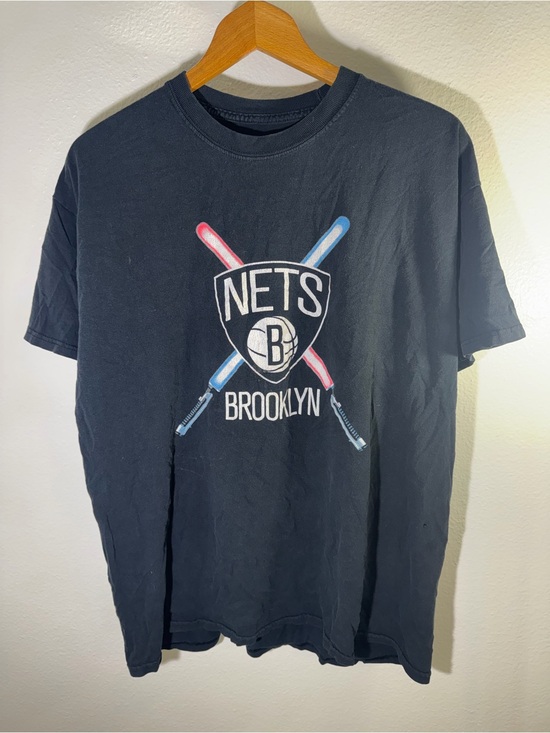 NCAA Other - Vintage Brooklyn Nets Black Graphic Tee - Men's Crewneck